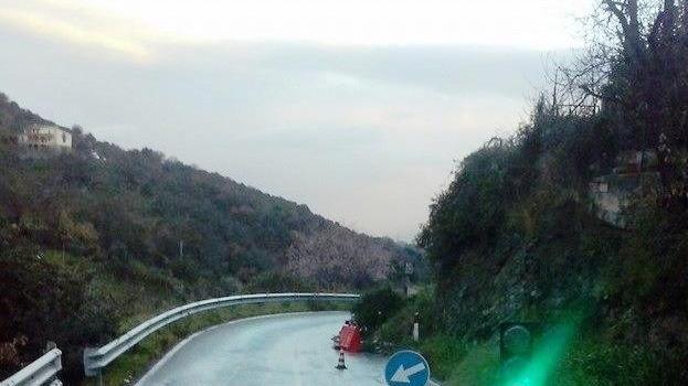 Frana a Scano Montiferro, i massi sulla Provinciale 21