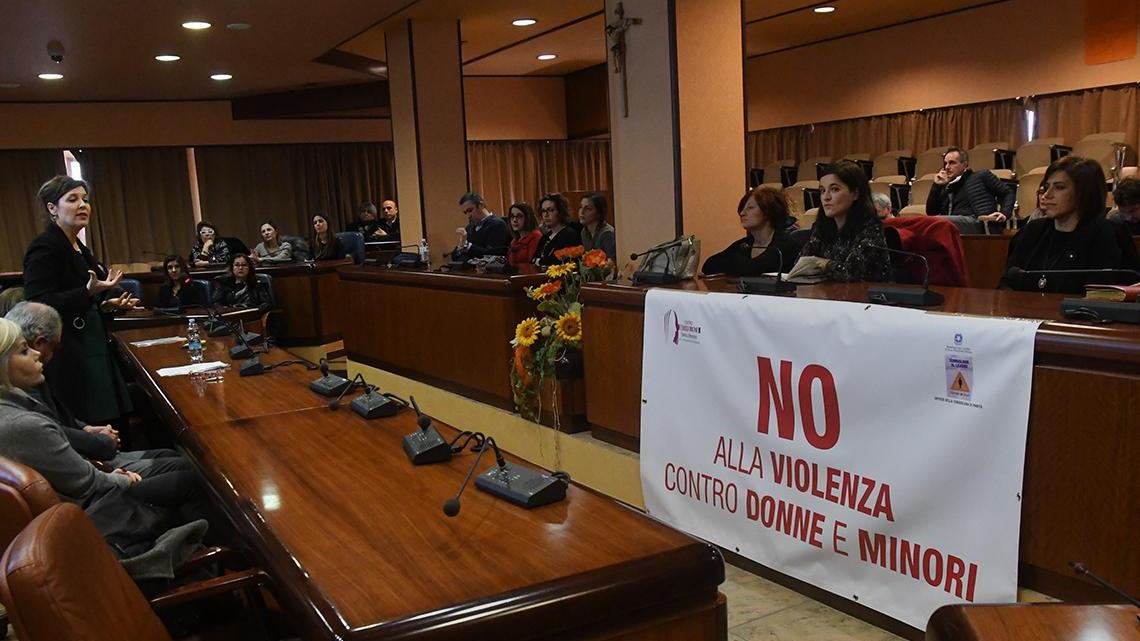 Striscione per dire “no” alla violenza