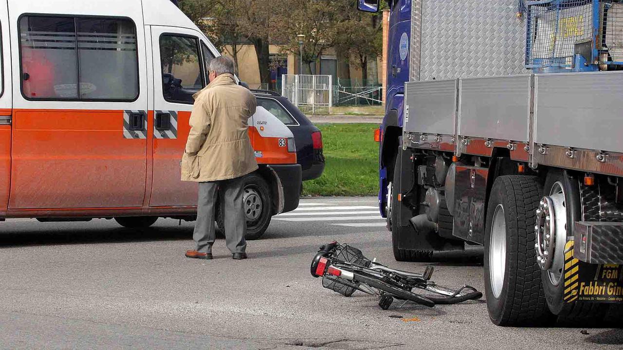 Incidente camion-bicicletta (foto archivio)
