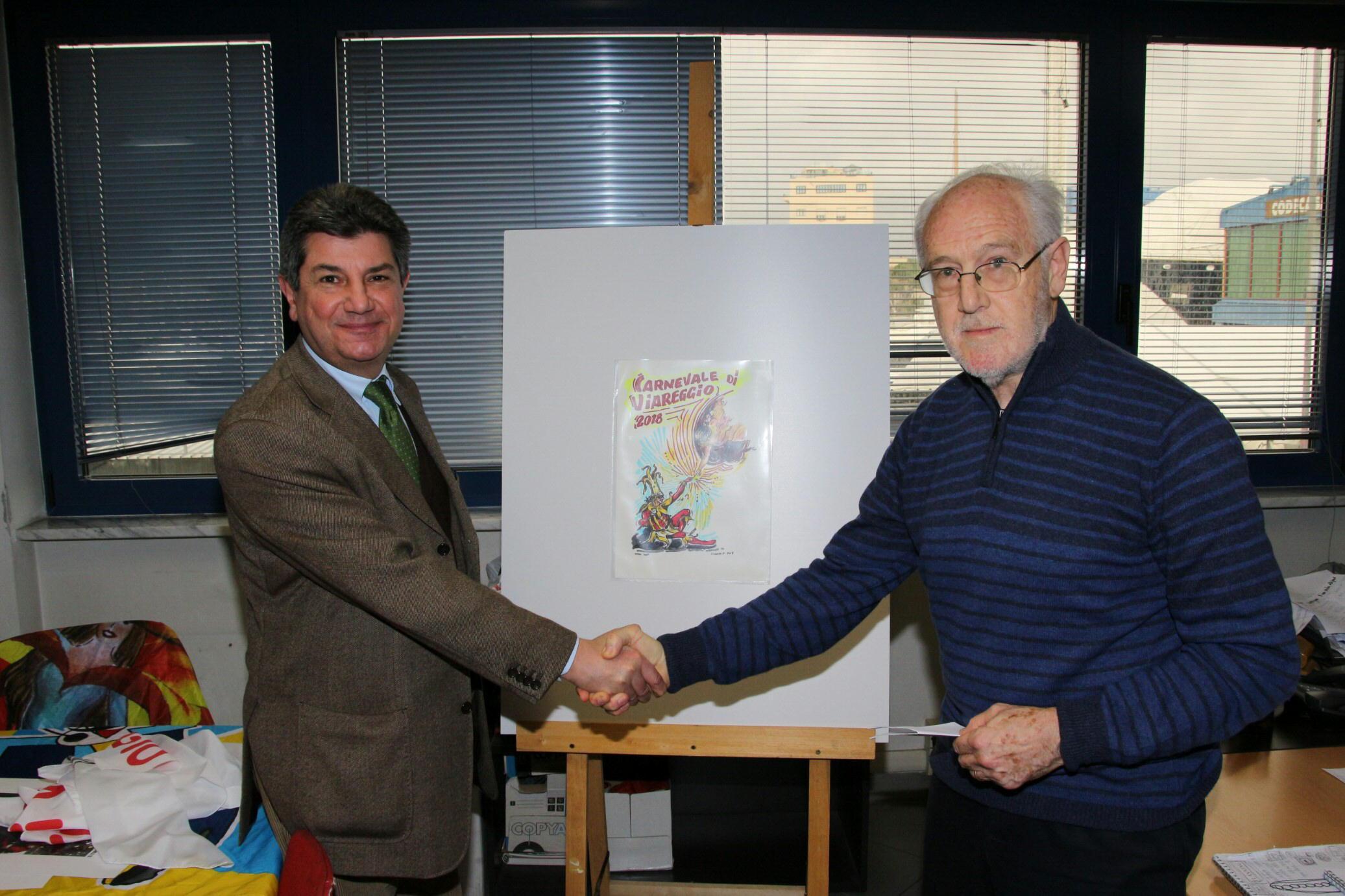Il professor Franco Anichini e il direttore del Tirreno Luigi Vicinanza con il manifesto per i nostri lettori (foto Ciurca)