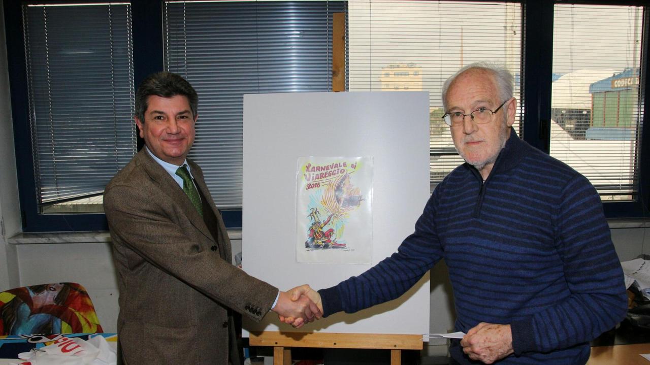 Il professor Franco Anichini e il direttore del Tirreno Luigi Vicinanza con il manifesto per i nostri lettori (foto Ciurca)