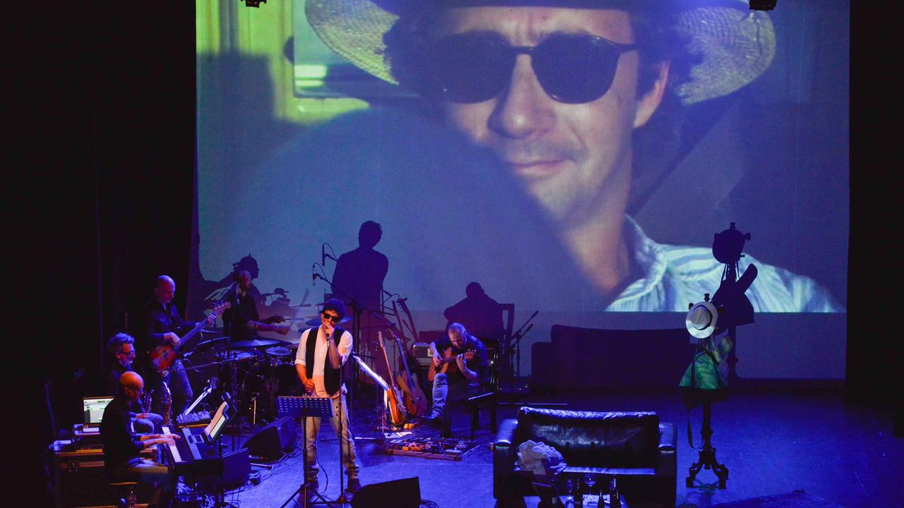 Una scena dello spettacolo dedicato a Francesco Nuti