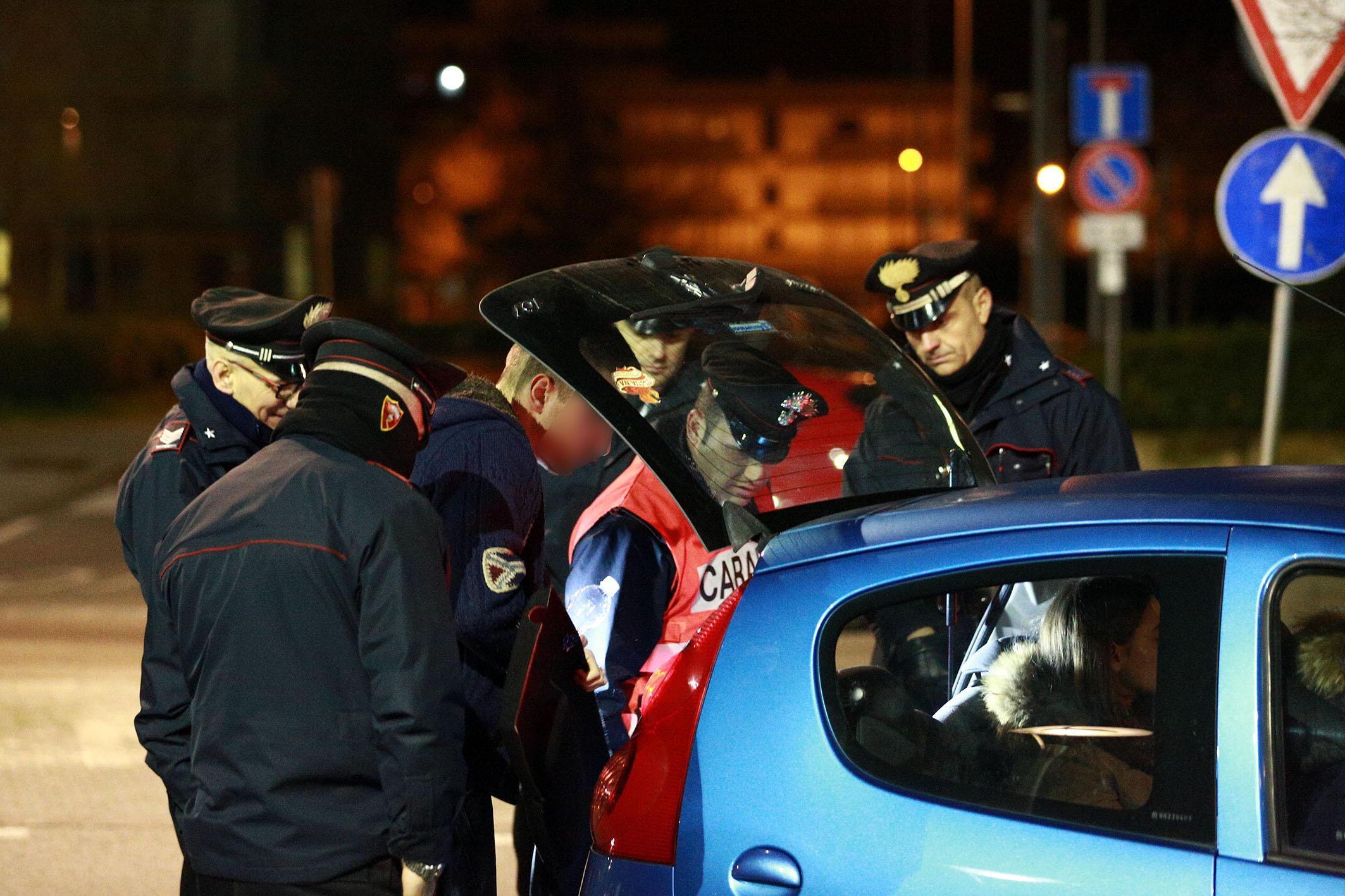 A zig-zag in auto con un tasso alcolemico quattro volte quello consentito 