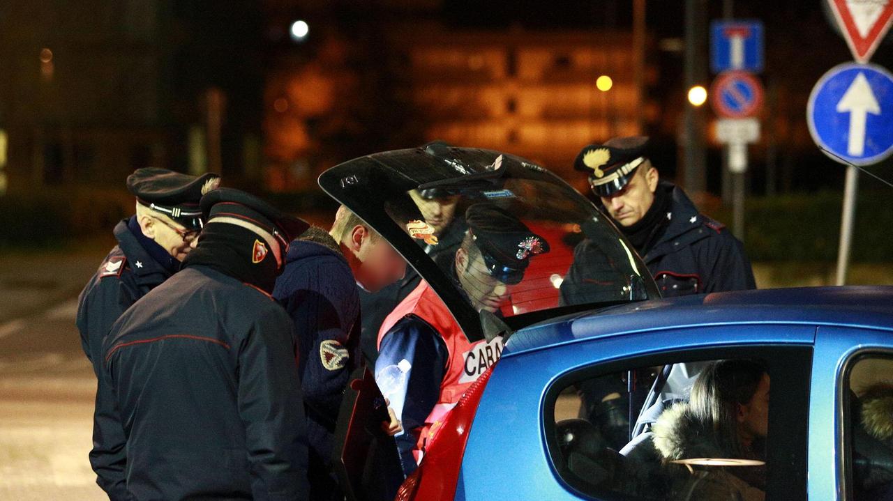 A zig-zag in auto con un tasso alcolemico quattro volte quello consentito