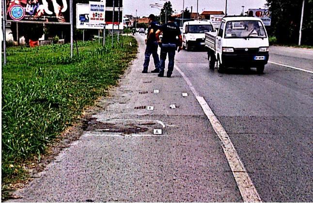 La polizia effettua i rilevi sul luogo dell'incidente