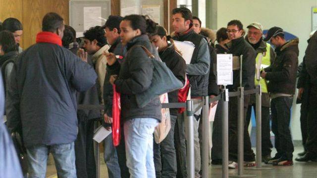 Stranieri in fila alle Poste