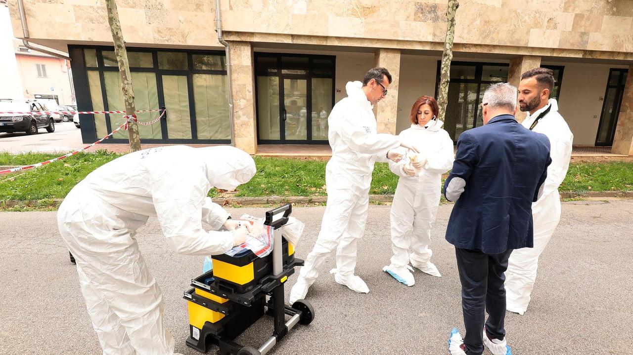 I rilievi della polizia (foto Agenzia Carlo Sestini)