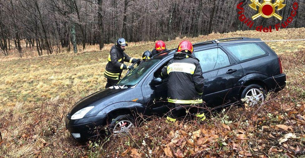 Auto in bilico nel fossato: illese 