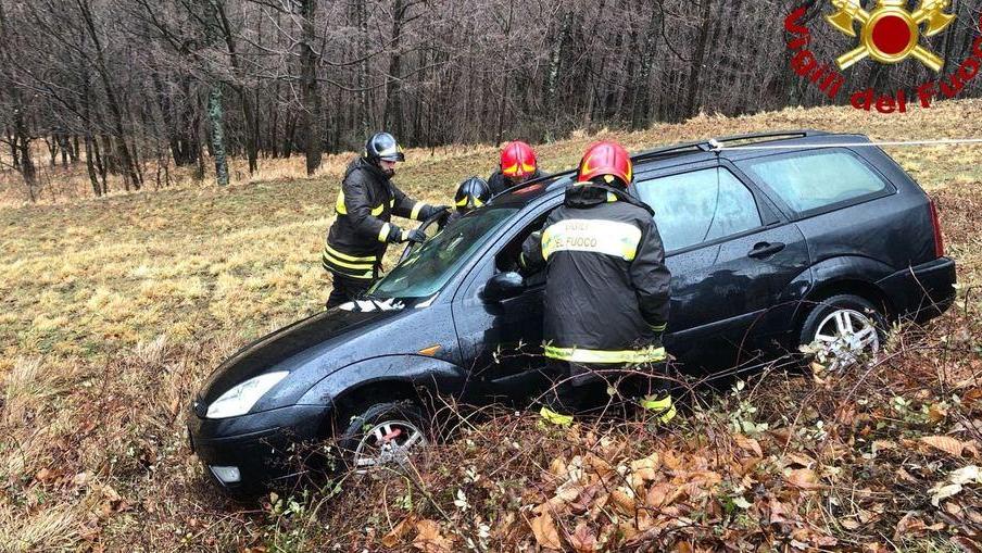 Auto in bilico nel fossato: illese