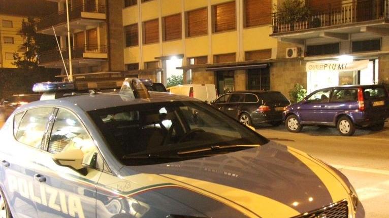 Salvato dai poliziotti, si ribella e li aggredisce
