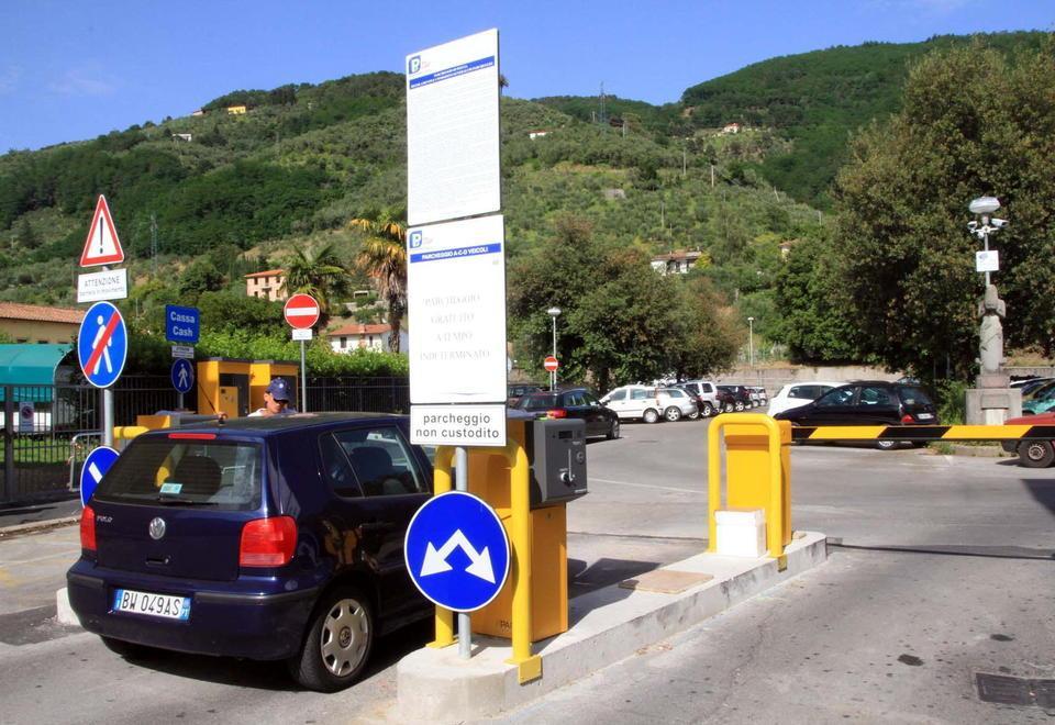 In sette bloccati dentro il parcheggio dell'ospedale di Pescia» 