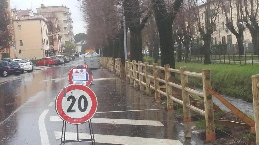 Pistoia, arriva la staccionata in via dei Macelli, ma i posti auto resteranno