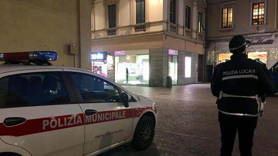 Furti nei negozi: giovane nei guai, si cerca il complice