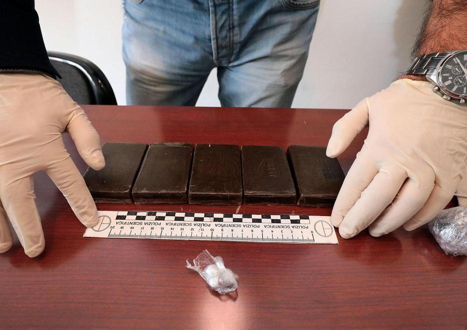 Profugo con la droga profumata 