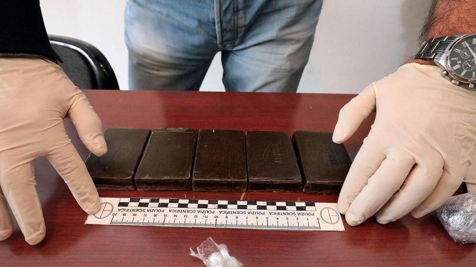 Profugo con la droga profumata
