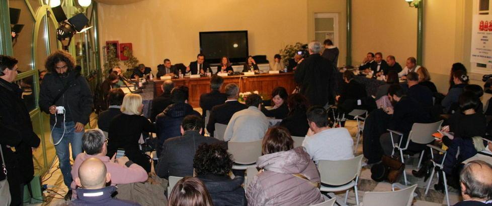 De Lauretis rassicura sull’ospedale «Mai pensato allo smantellamento» 