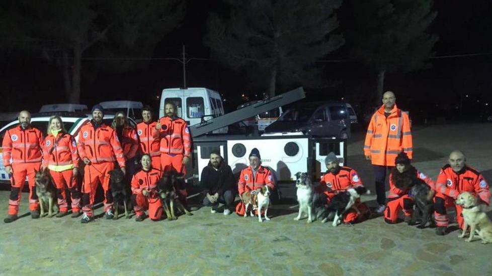 Un carrello per i cani con i fondi della festa