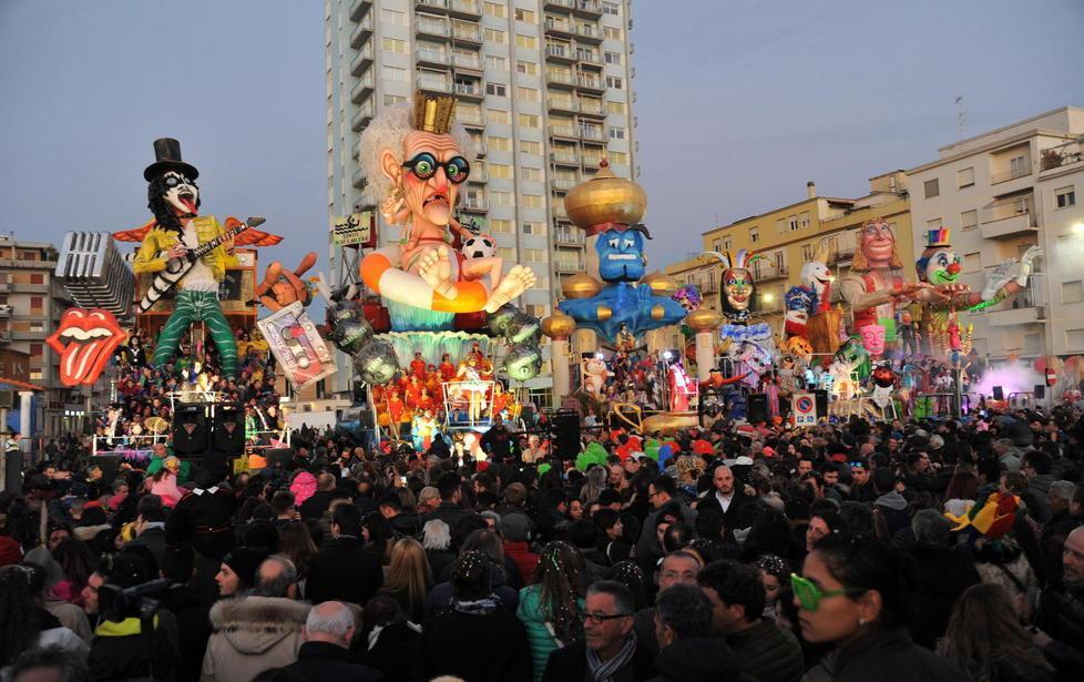 Otto sfilate sul mare: domani si parte 