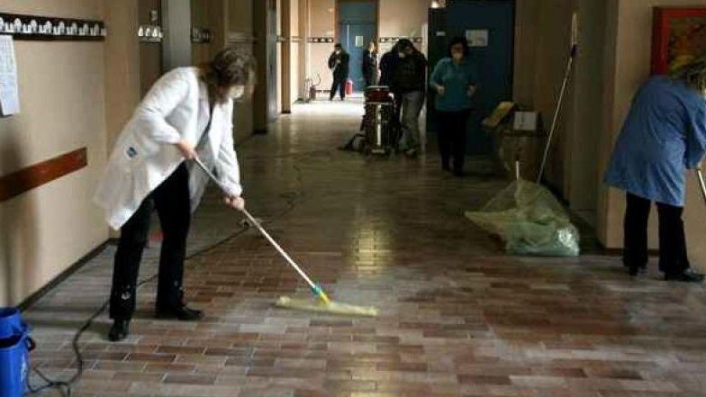 I sindacati: «Le ore perse per gli ausiliari si possono recuperare»