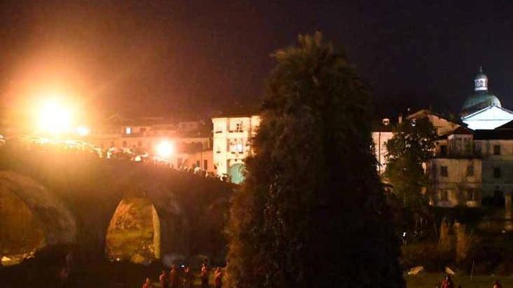 Pioggia e vento ma brucia alto il falò sul Verde