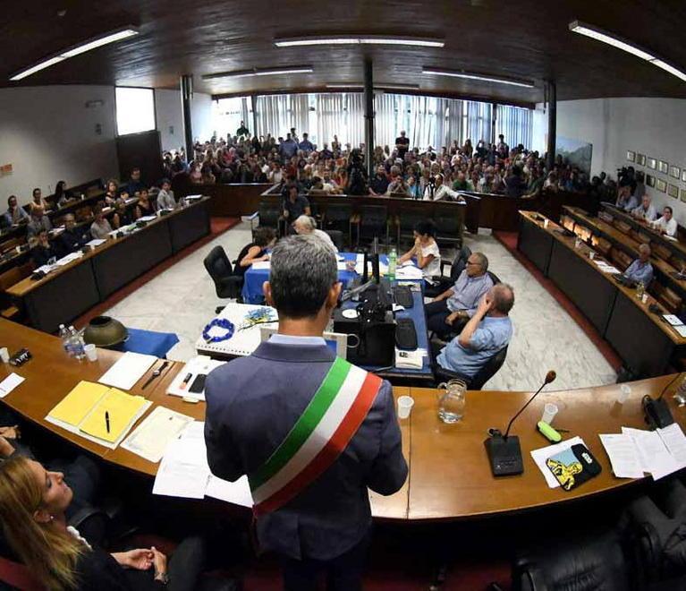 Minoranza all’attacco: «Programma vago»