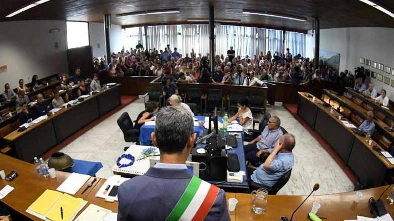 Minoranza all’attacco: «Programma vago»