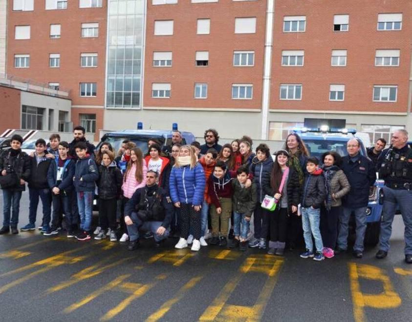 Alunni in visita alla caserma di viale Boccaccio