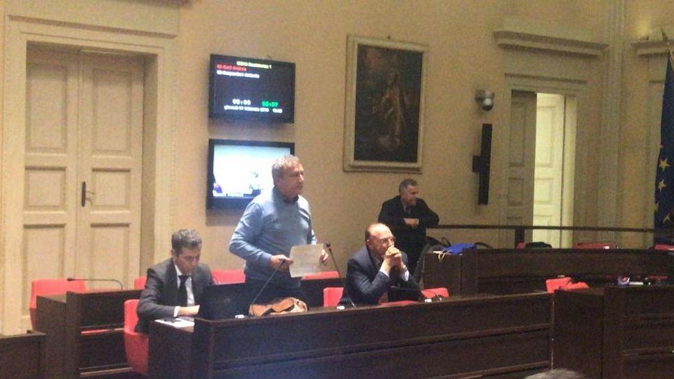 «Vergogna», «ignorante»: il livello del dibattito nazismo-comunismo