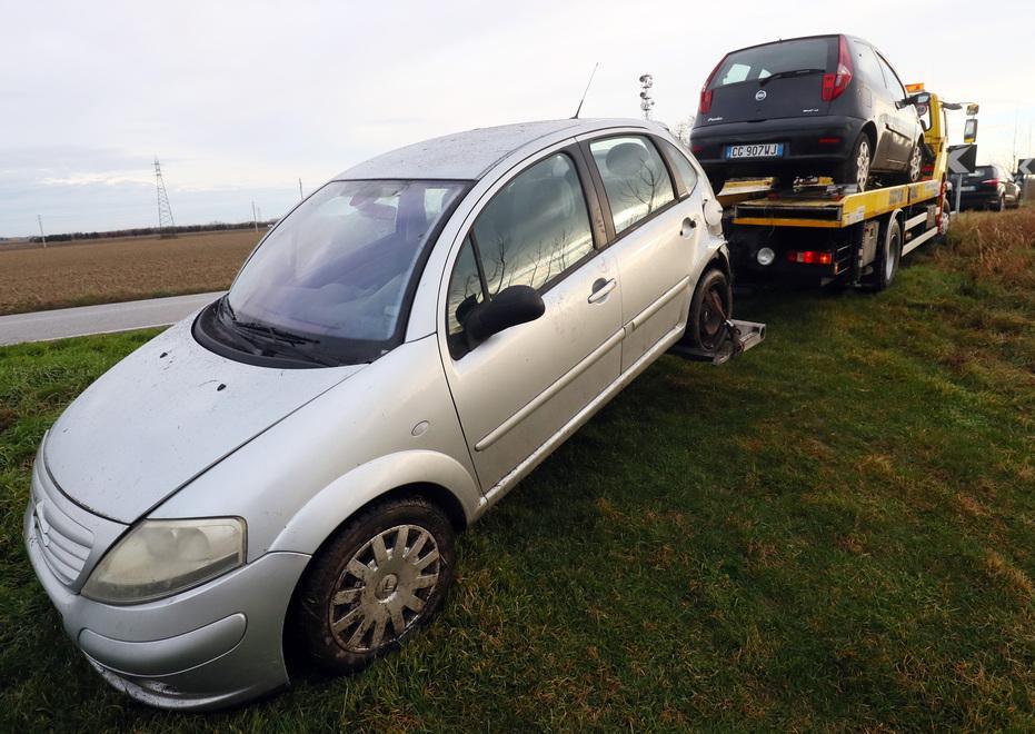 Due auto finiscono fuori strada a pochi metri di distanza