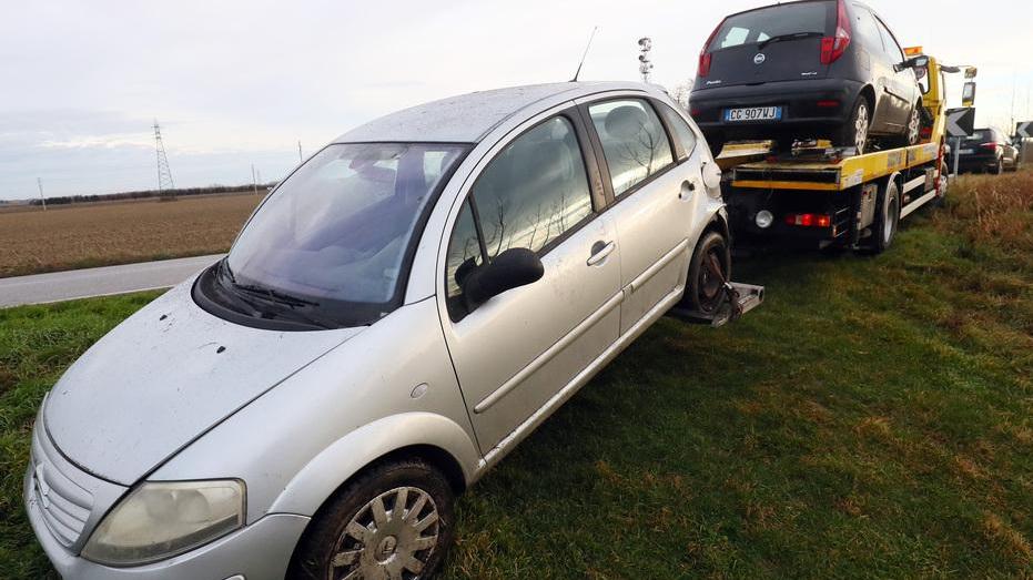 Due auto finiscono fuori strada a pochi metri di distanza