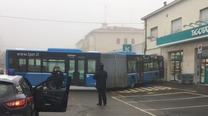 Manovra sbagliata Il pullman si appoggia al muro del negozio