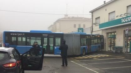 Manovra sbagliata Il pullman si appoggia al muro del negozio