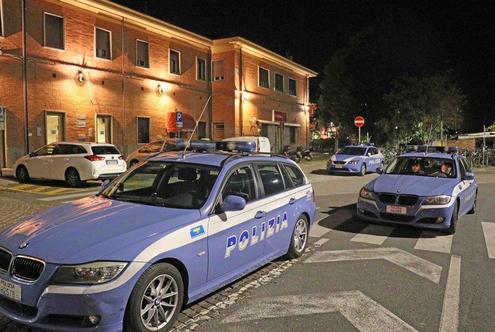 Disturba i clienti del pub e strattona gli agenti: nei guai