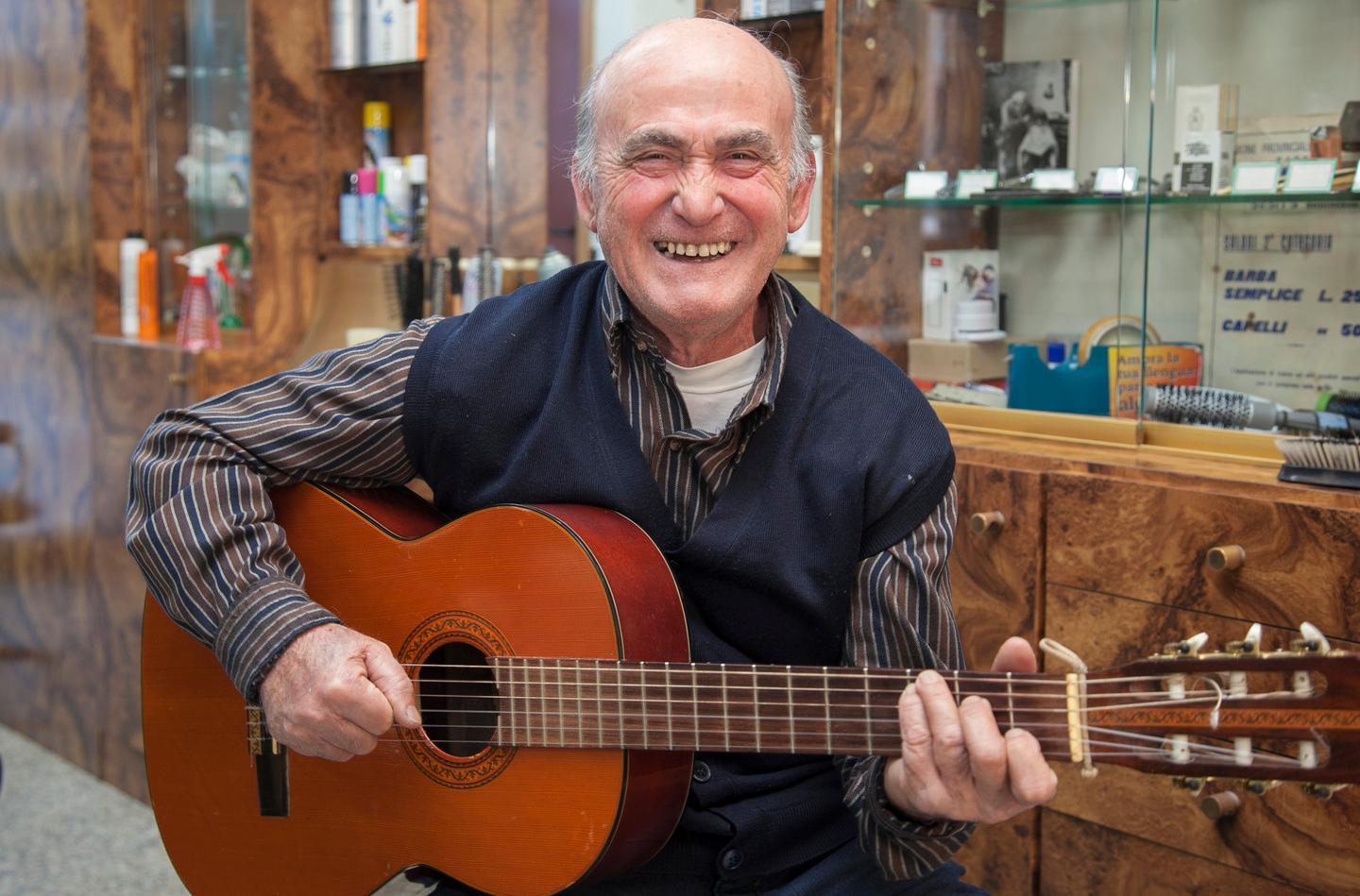 LA STORIA - Forbici, rasoio e chitarra: ad Alghero l’ultimo “Barber” 