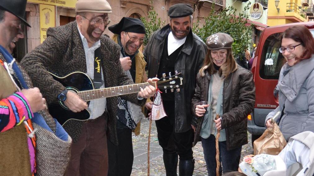 Carnevale bosano ecco le prime sfilate con risate e scherzi