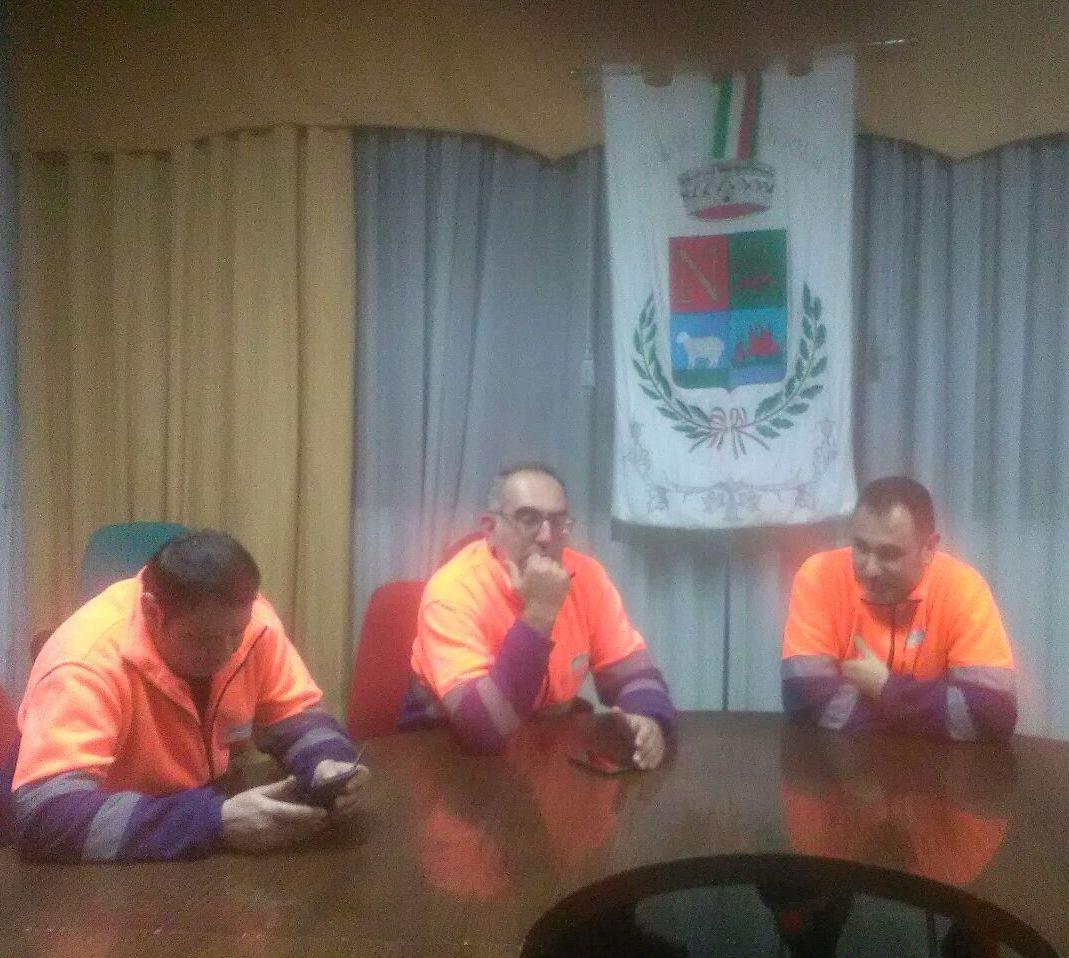 Differenziata a Narbolia: operai senza stipendio 