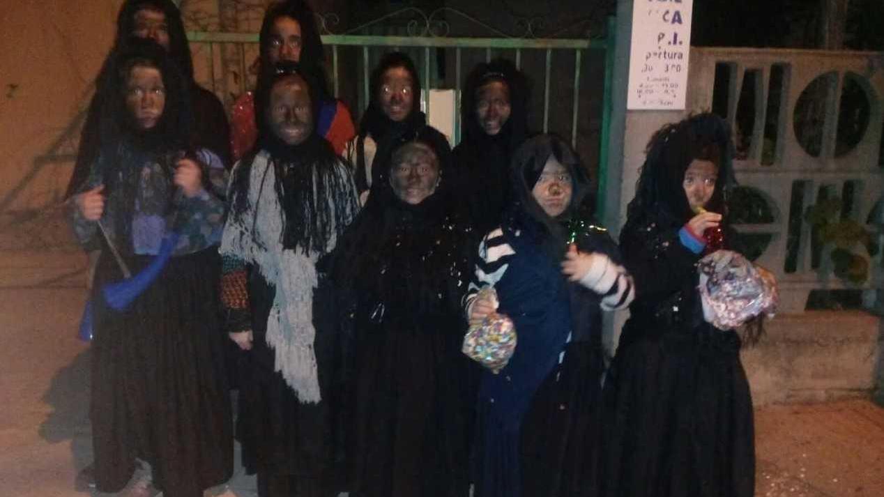 Sas mascaras de Baunei aprono il Carrasecare