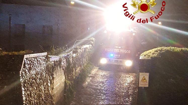 Le operazioni di recupero dell'auto finita nel Bardena