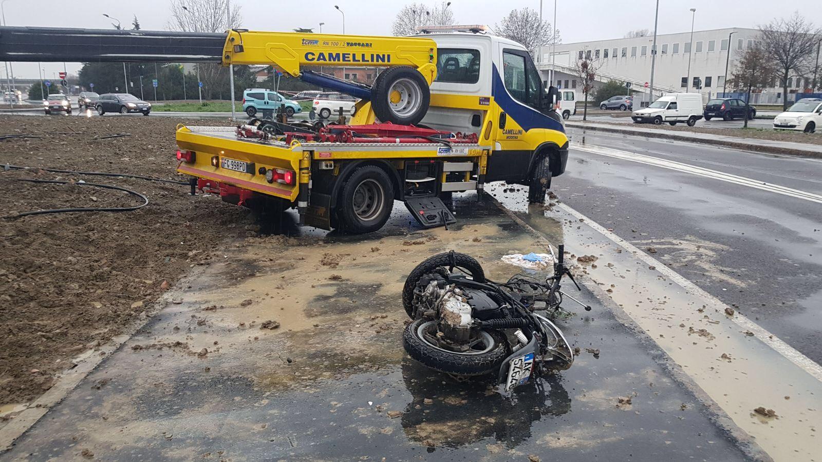 Modena,  auto contro scooter: muore un 39enne di Rubiera