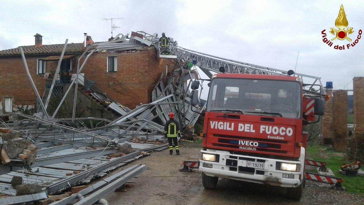 I vigili del fuoco al capannone distrutto dalla tromba d'aria