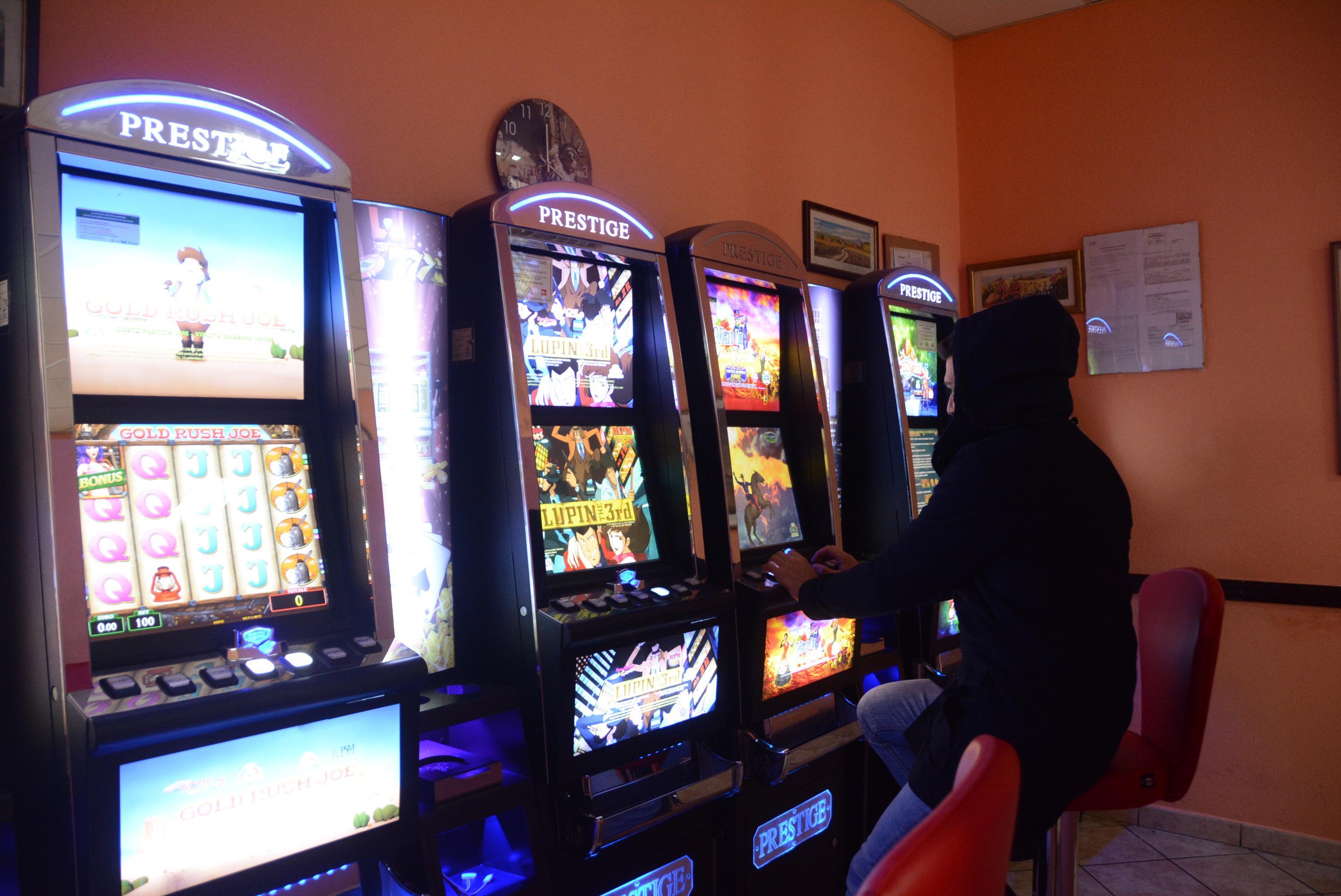Blitz della polizia nei locali: sequestrati slot machine e denaro 