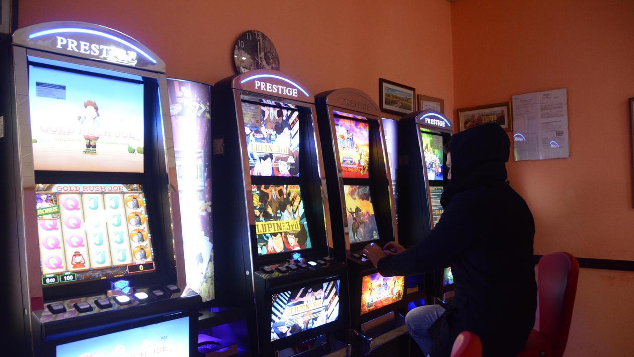 Blitz della polizia nei locali: sequestrati slot machine e denaro 