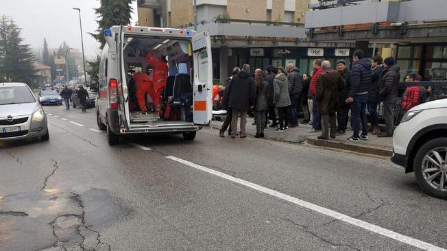 Allarme a Macerata, spari da un'auto in diverse zone della città: alcuni feriti