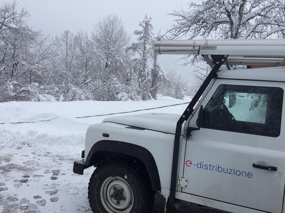 I tecnici dell'Enel dove è caduto il cavo elettrico