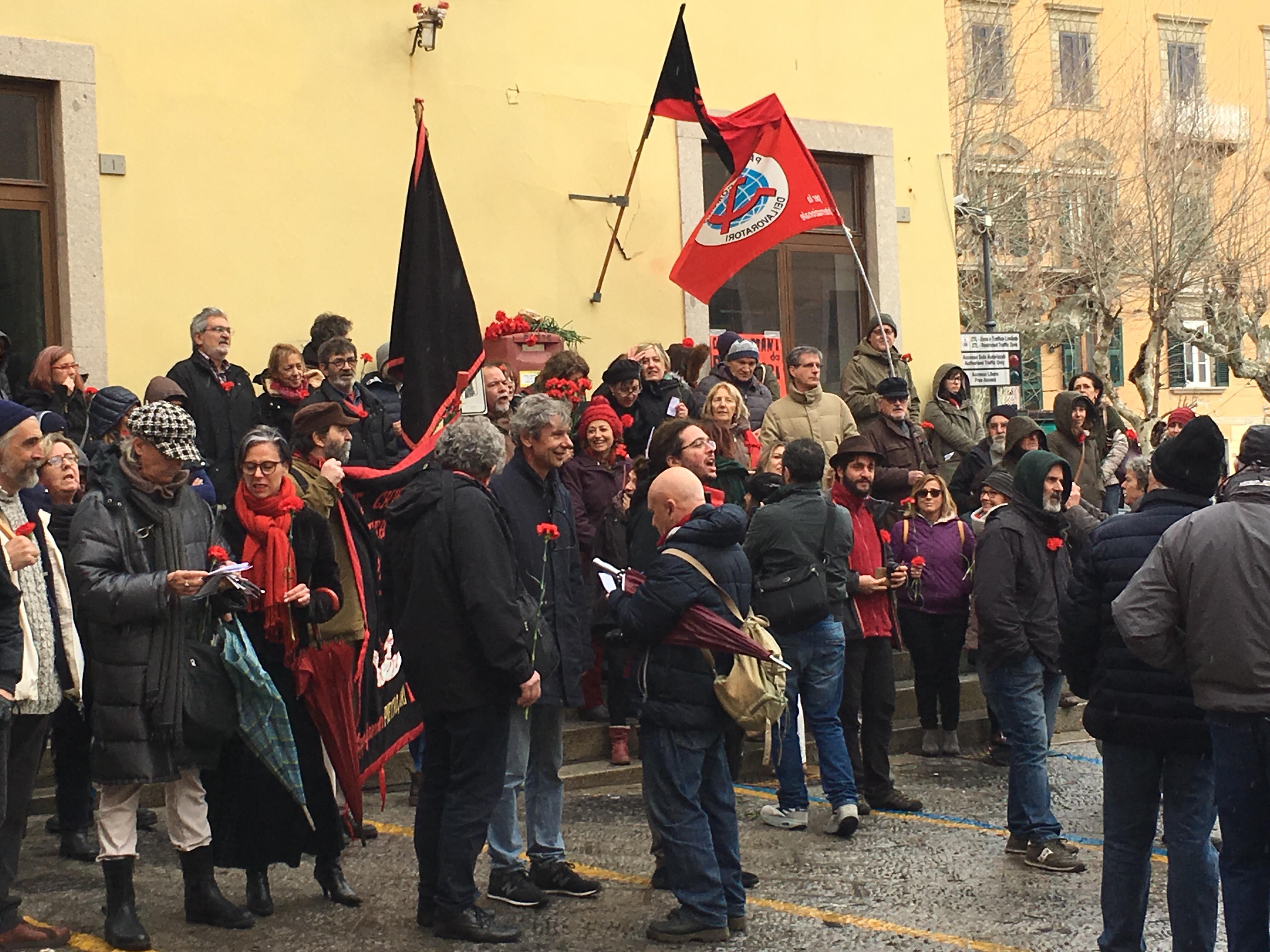 La contestazione contro il cambio di nome alla piazza
