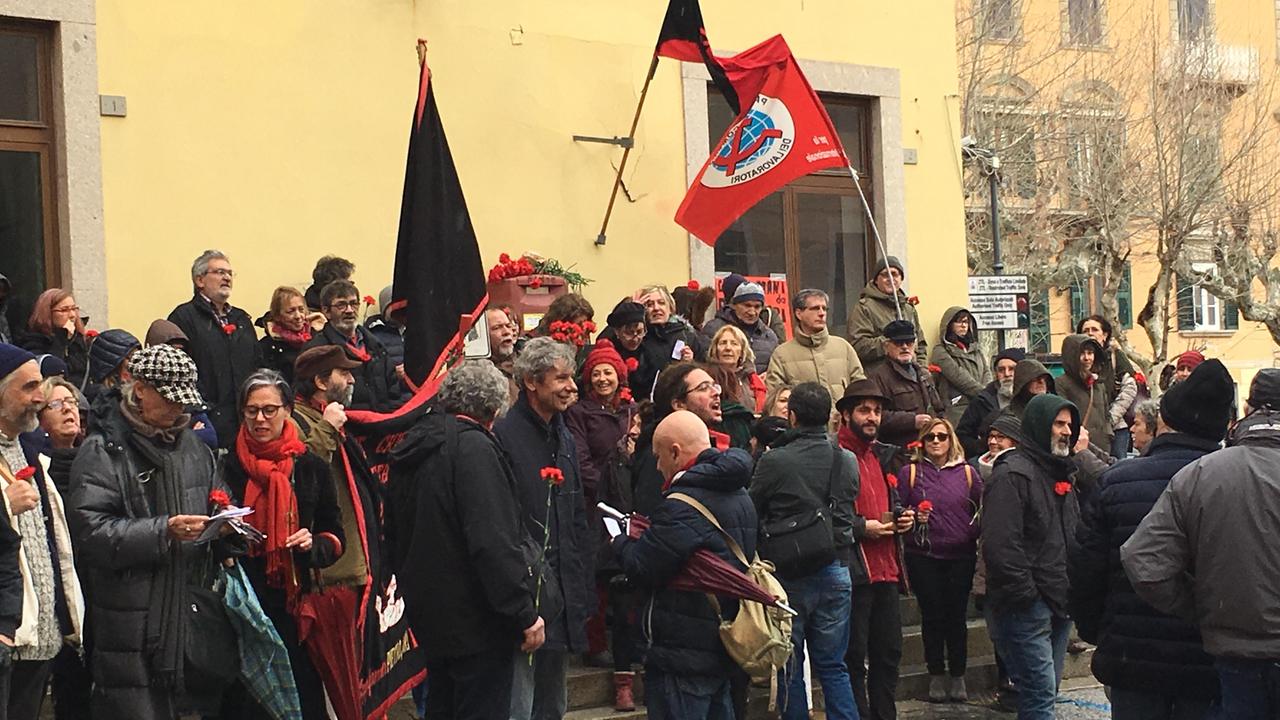 La contestazione contro il cambio di nome alla piazza