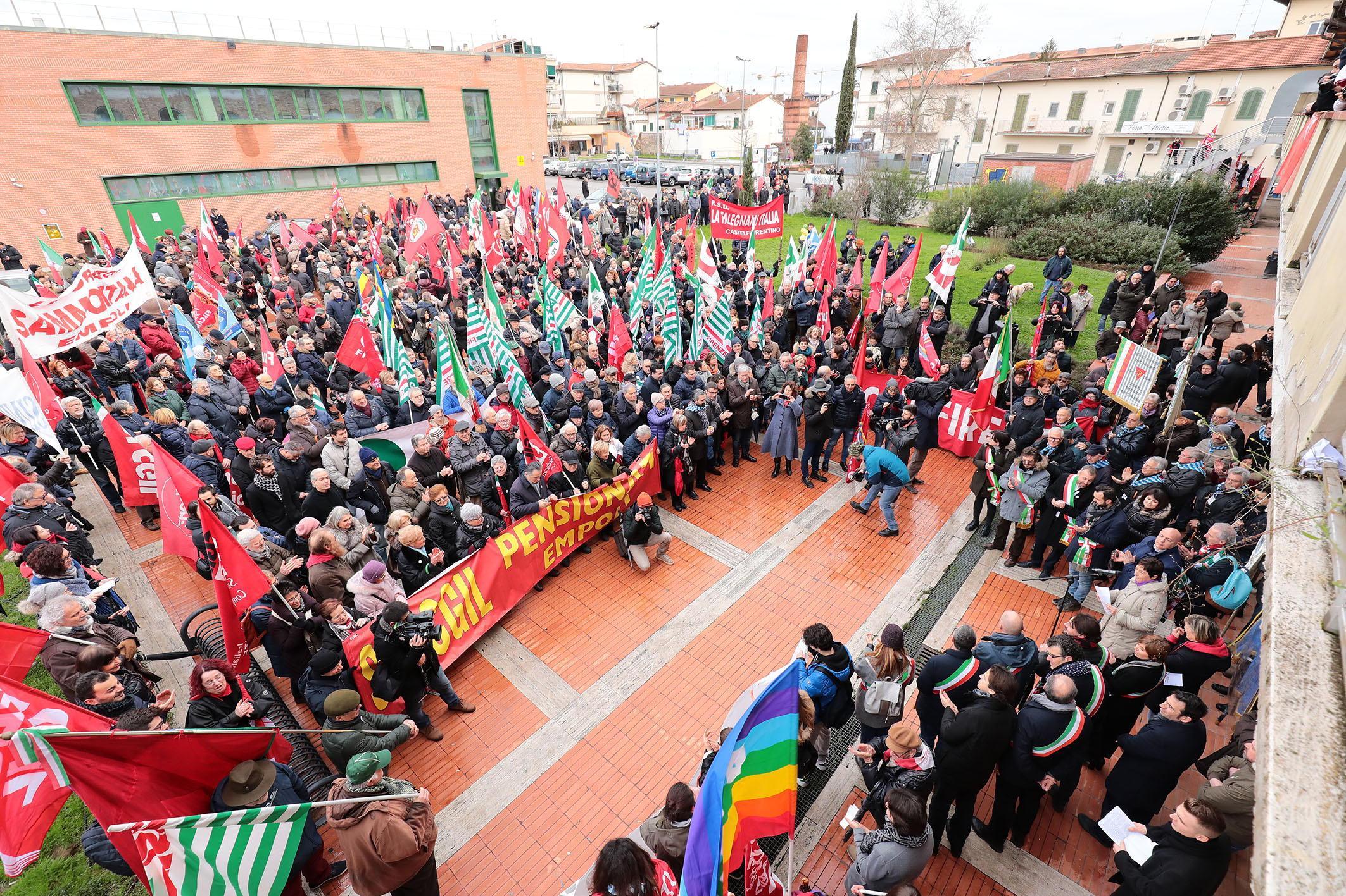 La manifestazione contro il fascismo (foto agenzia Carlo Sestini)