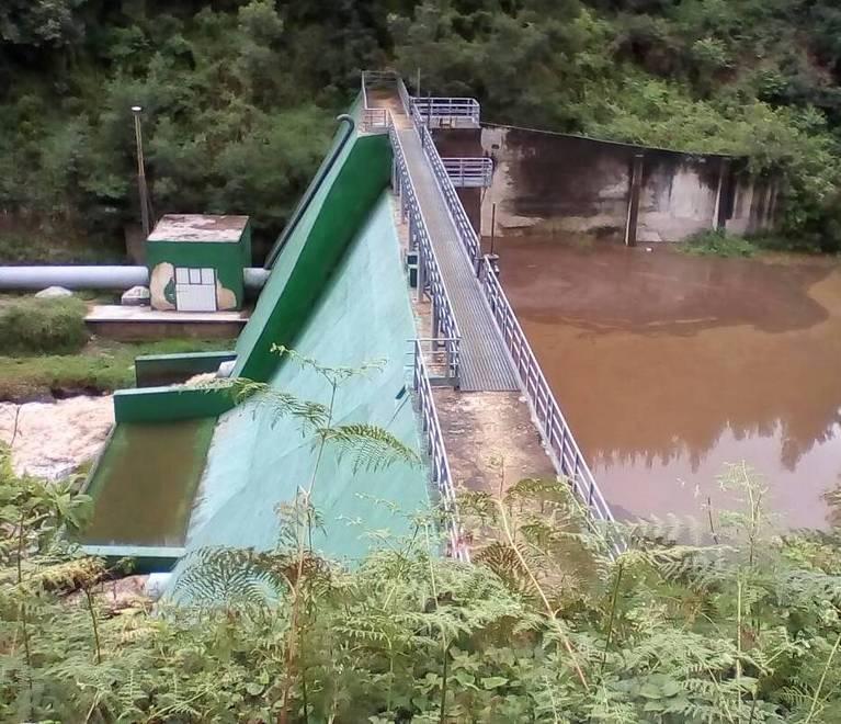 Una diga in Tanzania costruita dai volontari carriola dopo carriola 