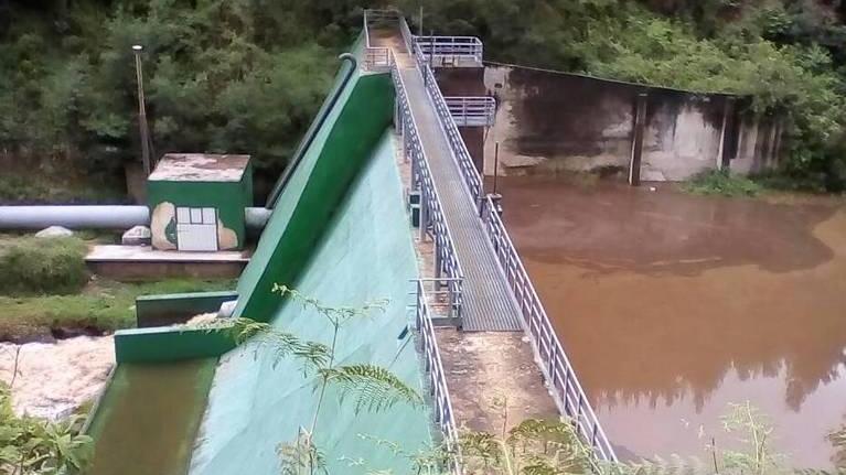 Una diga in Tanzania costruita dai volontari carriola dopo carriola 