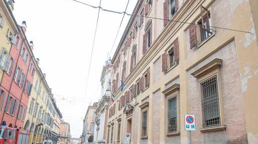 Calcinacci dal tetto del tribunale